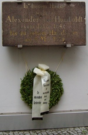 Kranzniederlegung im Innenhof der Oranienburger Str. 67